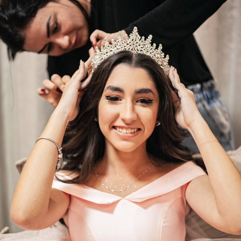 Debutante recebendo a tiara antes da festa de 15 anos