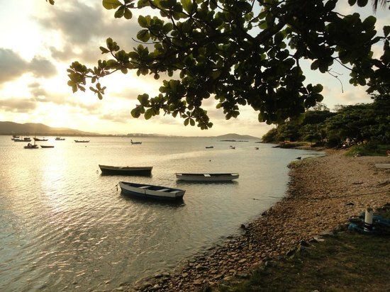 Barcos ancorados na enseada da Praia do Cascalho, em Penha, ao entardecer